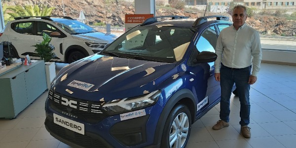 Francisco Negrín, presidente de la FIASCT, junto a un Dacia Sandero Stepway