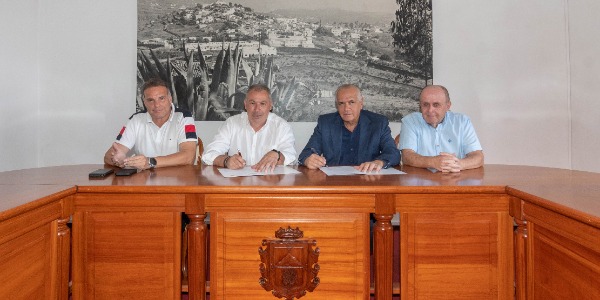 Momento de la firma del convenio Momento de la firma del convenio