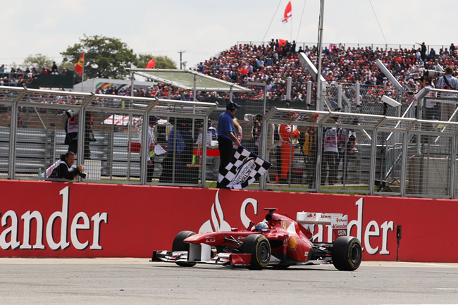 Alonso al llegar a la meta en Silverstone