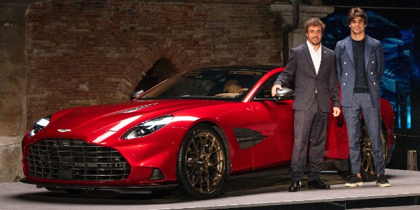 Fernando Alonso y Lance Stroll con el Aston Martin Vanquish