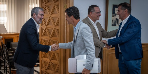 Fernando Clavijo, presidente de Canarias, felicitó al copiloto grancanario Rogelio Peñate