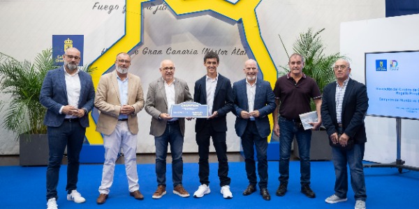El presidente del Cabildo de Gran Canaria felicita al campeón del Mundo, Rogelio Peñate