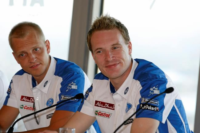 Jari-Matti Latvala (der.) y Mikko Hirvonen (izq.) son segundo y tercero, respectivamente