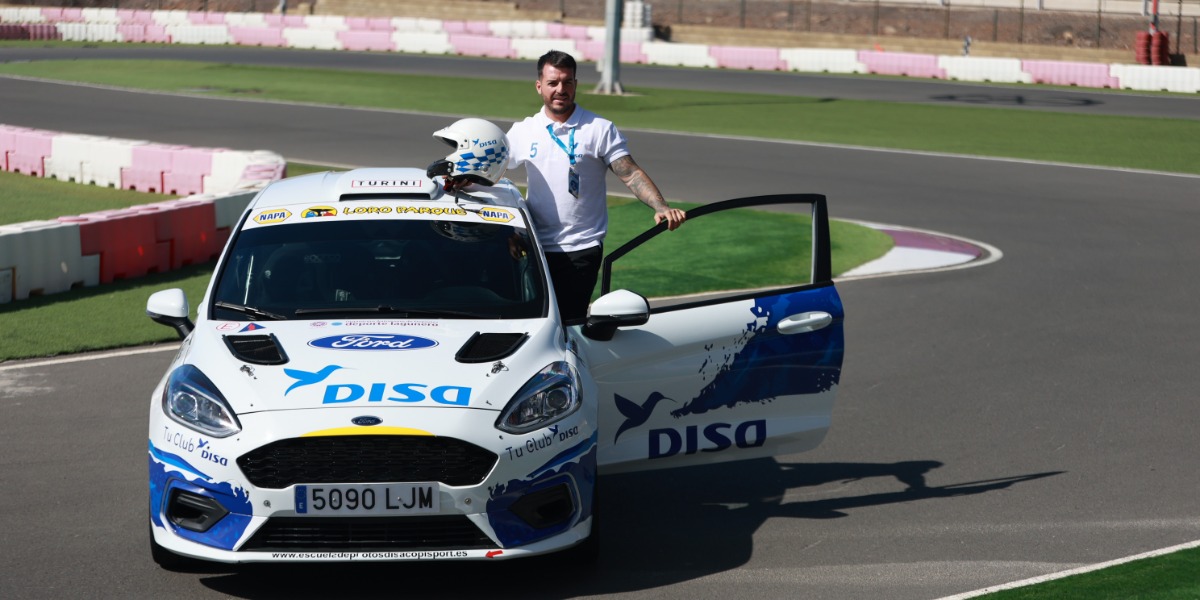 Óscar Dóniz junto al Ford Fiesta Rally2