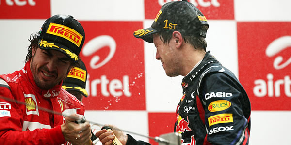 Los dos protagonistas del GP de Abu Dhabi 2010, en el podio de la India Los dos protagonistas del GP de Abu Dhabi 2010, en el podio de la India