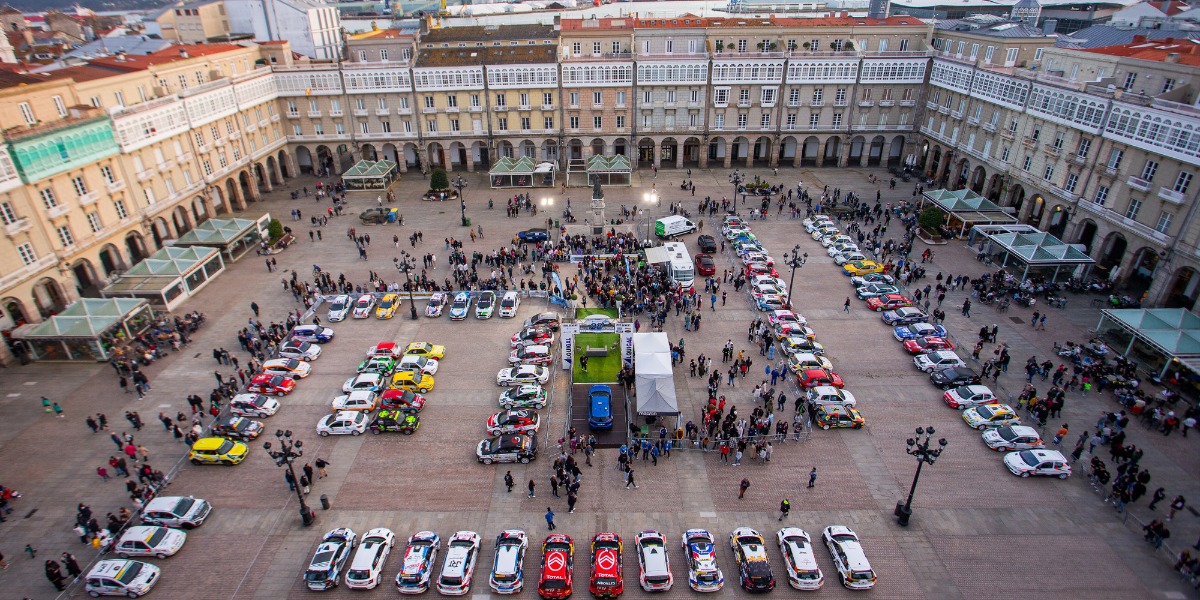 Vista del parque cerrado de María Pita durante el Rallye de A Coruña 2024