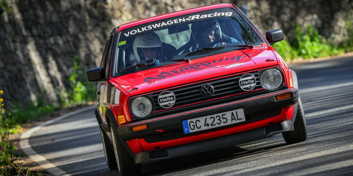Javier Marrero-Isabel García con su Volkswagen Golf GTI