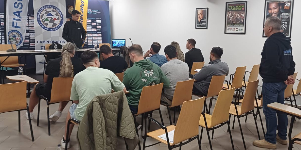 Momento de la formación especial de Rogelio Peñate