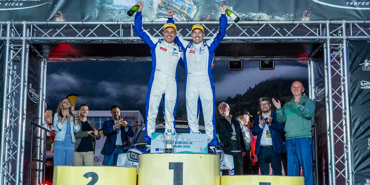 Yeray Mujica y Enrique Cruz en el podio del 51 Rallye Senderos de La Palma Yeray Mujica y Enrique Cruz en el podio del 51 Rallye Senderos de La Palma