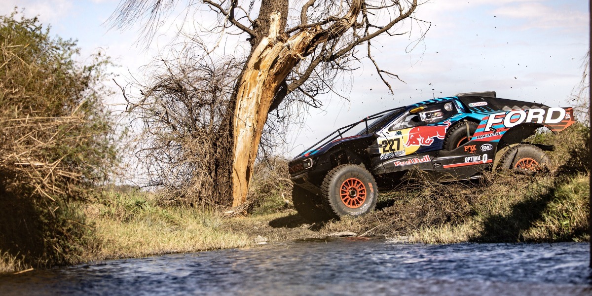 Carlos Sainz con algunos problemas en la primera parte de la etapa maratón