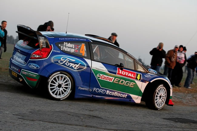 Petter Solberg intenta alcanzar a Dani Sordo