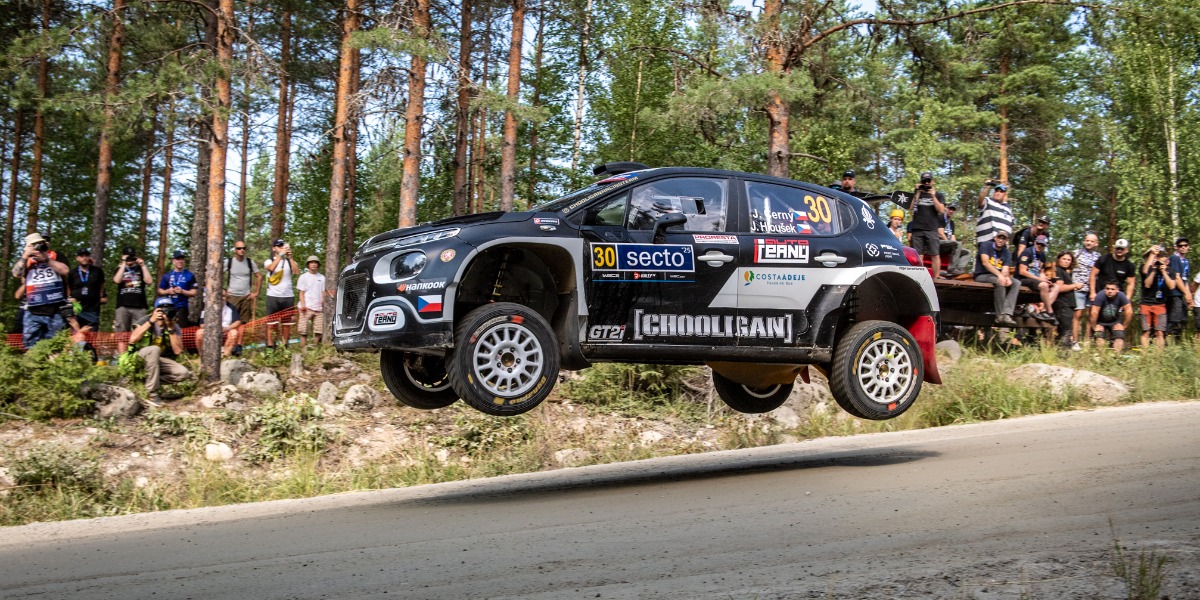 Jan Cerny y Jan Hlousek, en los puntos tras finalizar el Rally de Finlandia