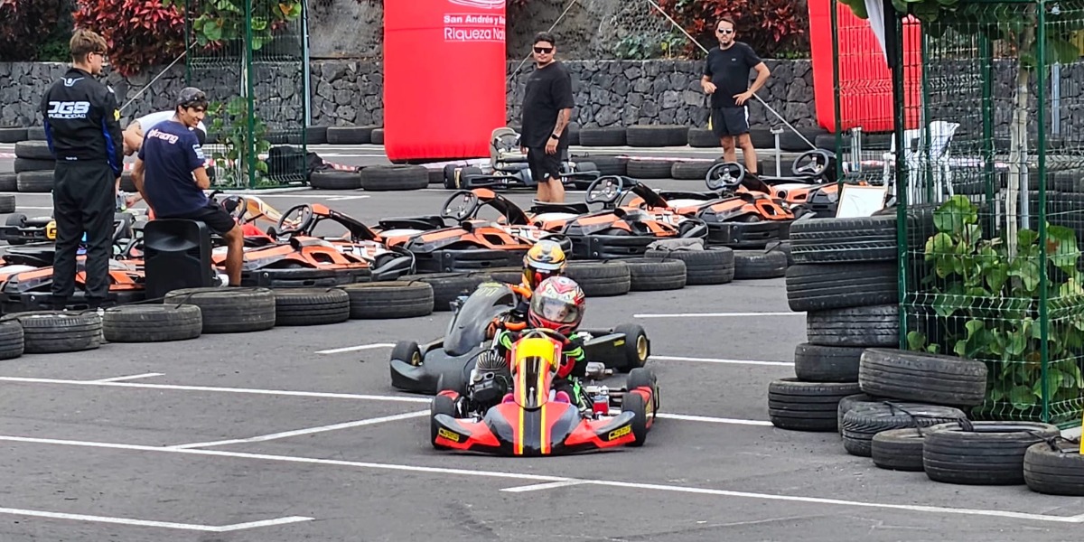 Instante de la primera cita de la Escuela de Karting La Palma