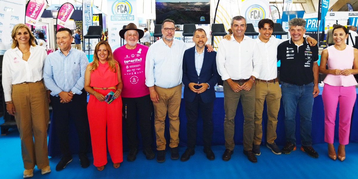 Autoridades en la firma de autógrafos