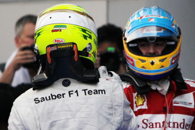 Los dos protagonistas de la carrera se felicitan mutuamente