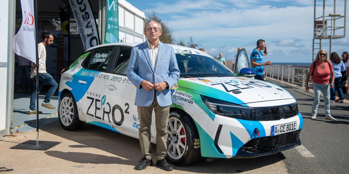 Miguel Ángel Domínguez junto al “Coche Zero”