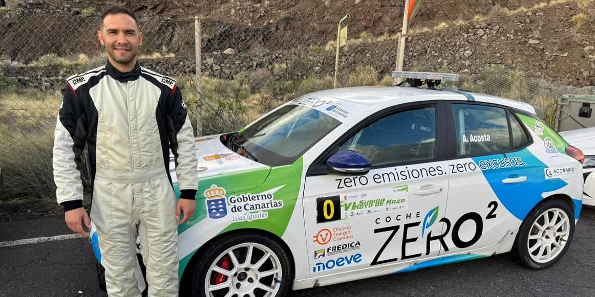 Antonio Acosta junto al Coche Zero