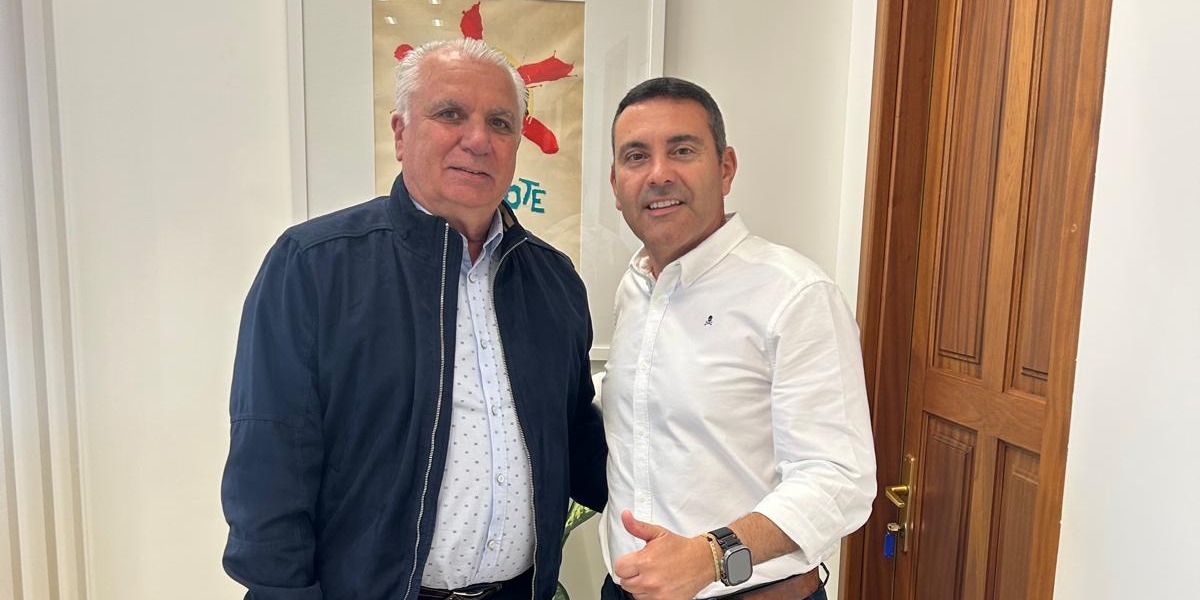 Víctor Rguez con el Presidente Oswaldo Betancort