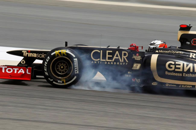 Kimi Raikkonen consigue subirse al podio junto a su compañero de equipo