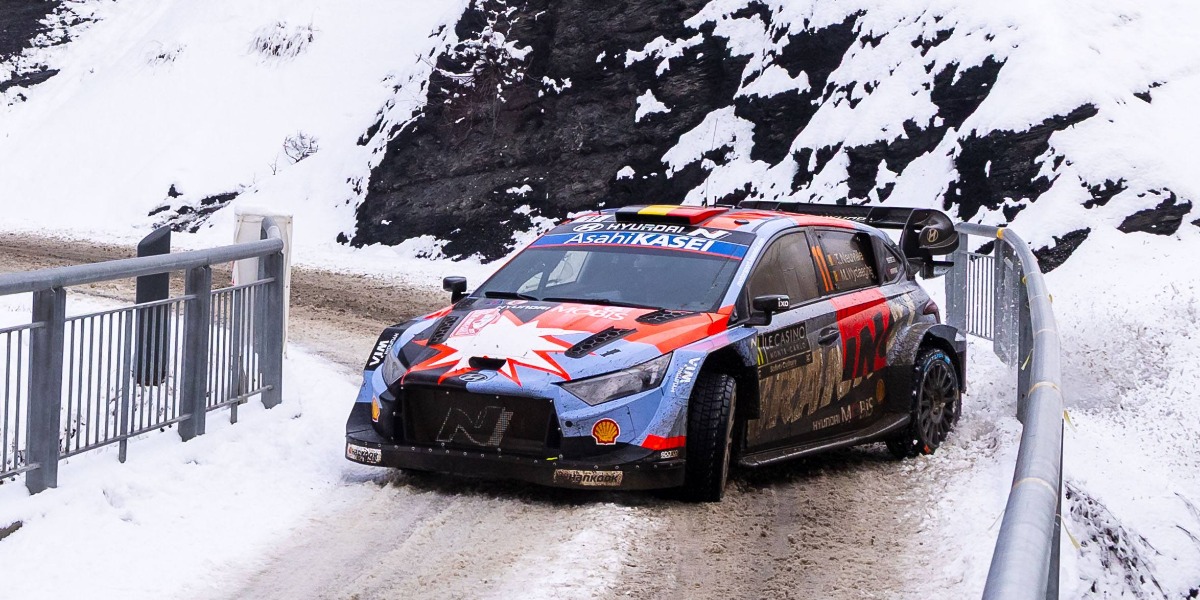 Thierry Neuville disputando un tramo