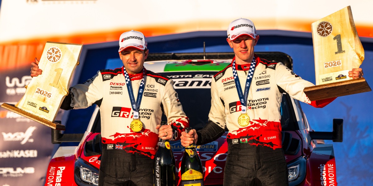 Elfyn Evans y Scott Martin en el podio - Foto: Jaanus Ree / Red Bull Content Pool