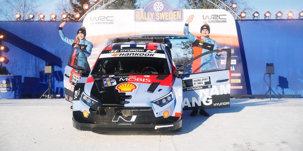 Enni Mälkönen y Esapekka Lappi