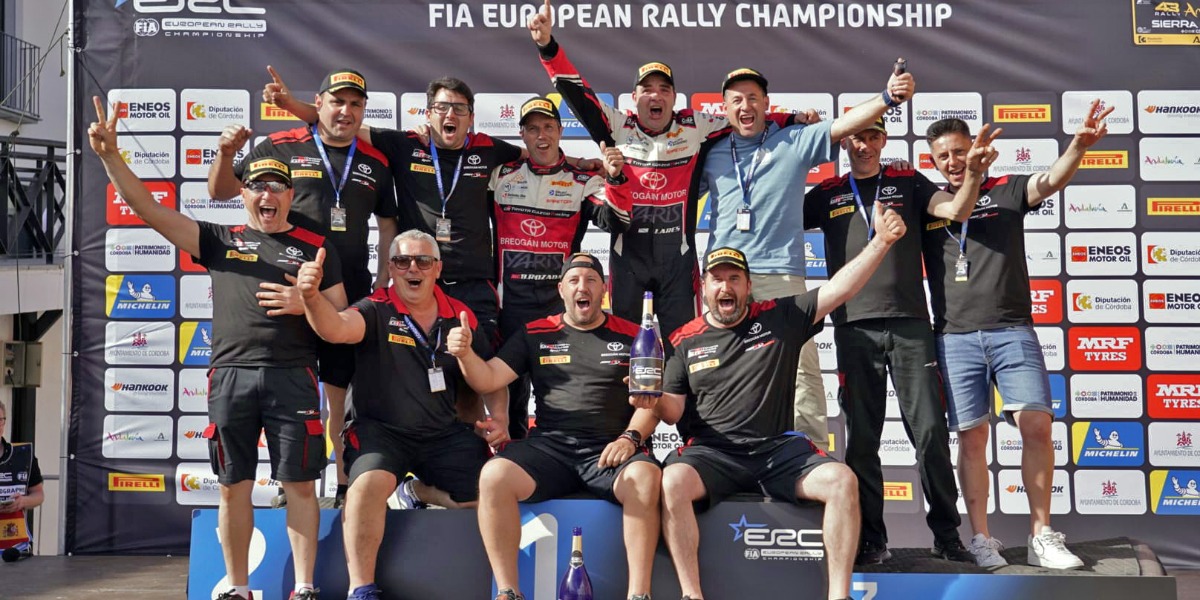 El equipo en el podio