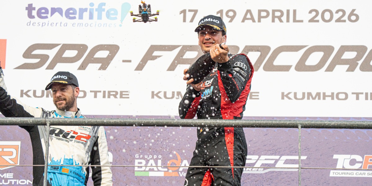 Santi Concepción celebrando la victoria en el podio