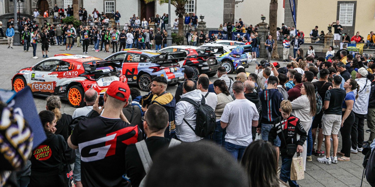 Evento multitudinario en la Plaza de Santa Ana