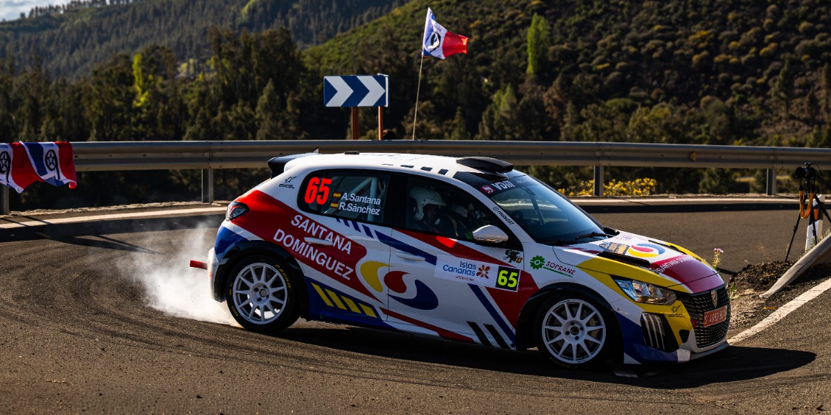 Álvaro Santana y su copiloto Raúl Sánchez en el Peugeot 208 Rally4