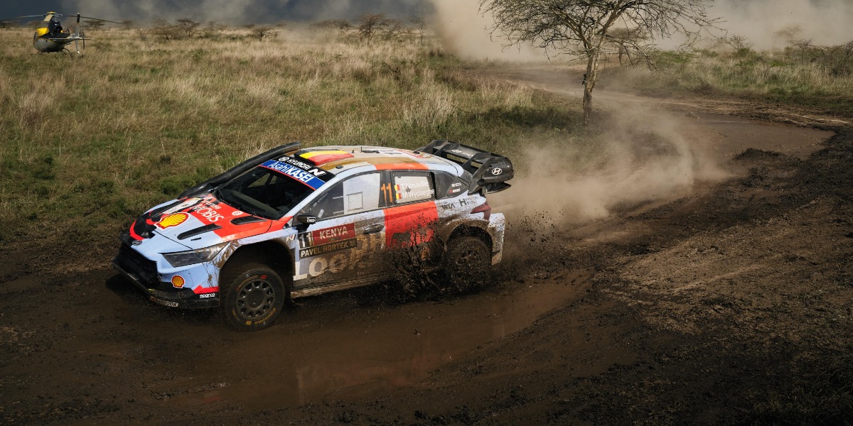 Thierry Neuville en medio de un tramo