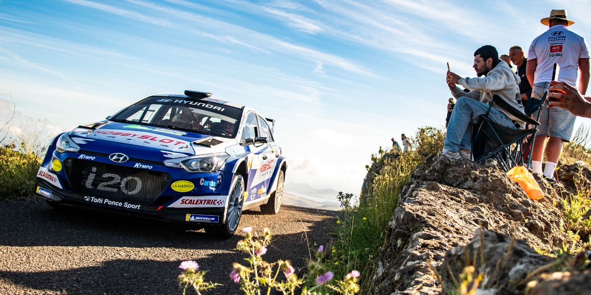 Raúl Quesada con el Hyundai i20 R5 de Toñi Ponce Sport