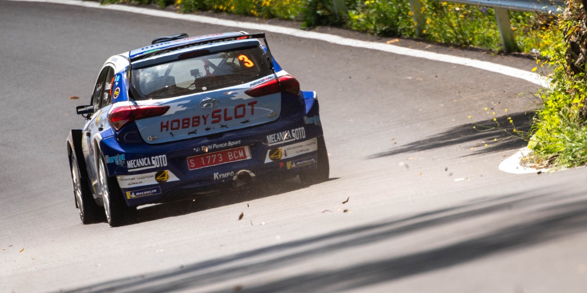 Raúl Quesada con el Hyundai i20 R5 de Toñi Ponce Sport