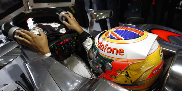 Hamilton se impone bajo la lluvia