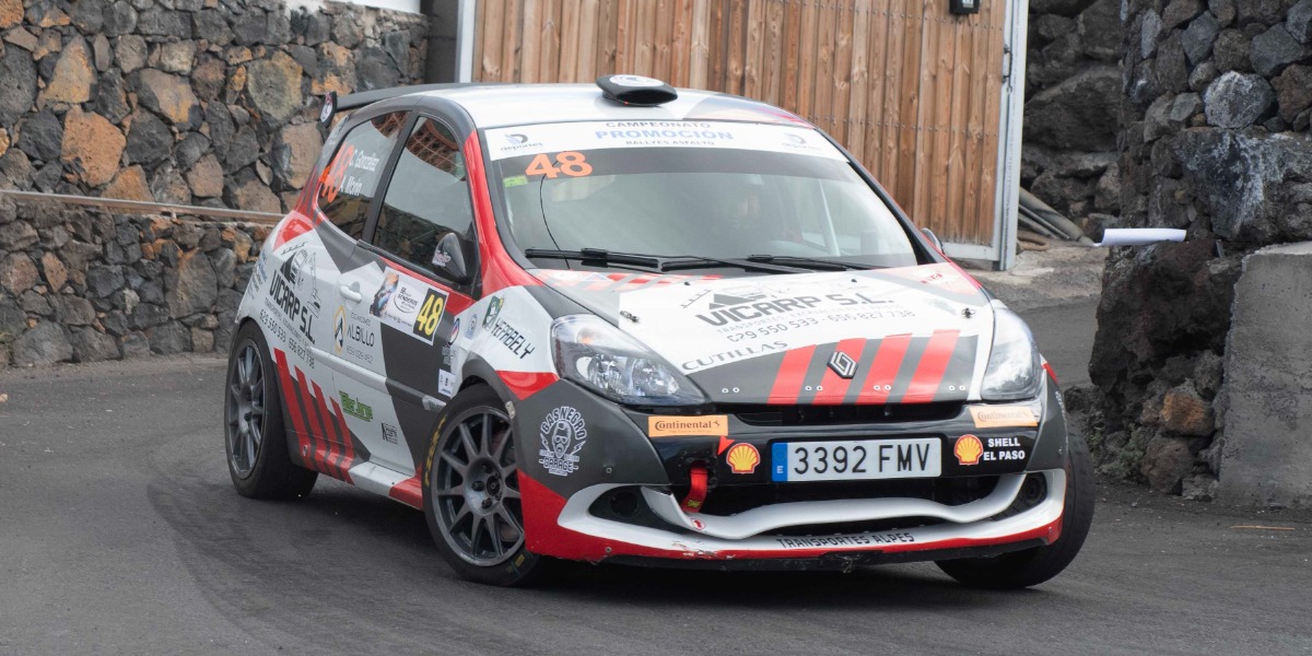 Carlos Vicente González y Alberto Morín con el Renault Clio N2