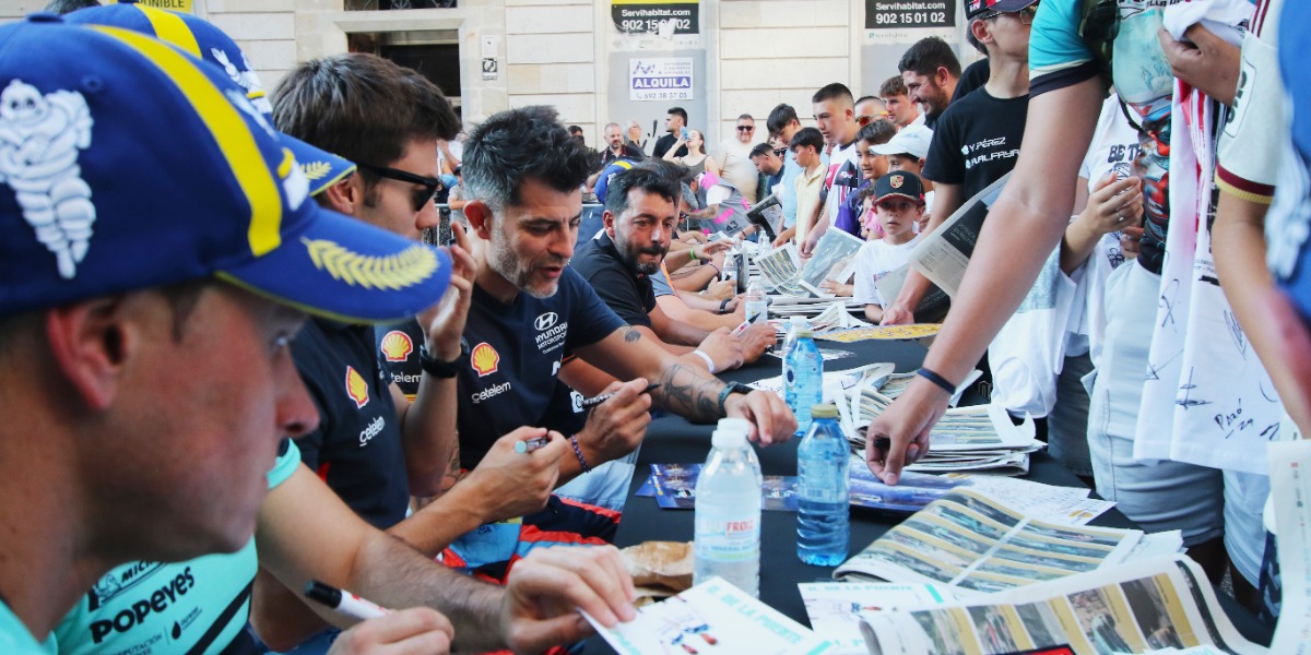 Firma de autógrafos en la ceremonia de salida