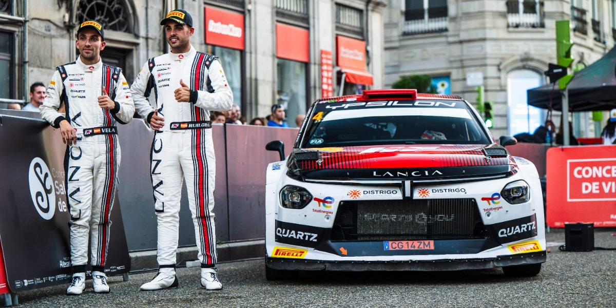 Ángel Vela y Diego Ruiloba junto al Lancia Ypsilon Rally2 HF Integrale