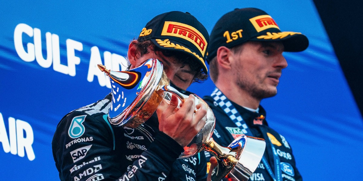 Kimi Antonelli y Max Verstappen en el podio de Sepang - Foto: Mercedes-AMG Petronas F1 Team