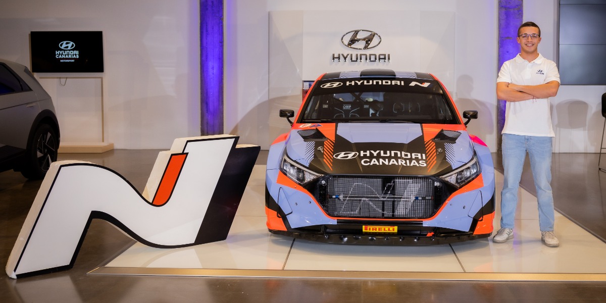 Yoday Betancort junto al Hyundai i20 N Rally2
