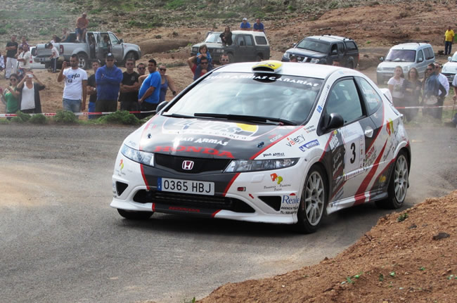 Angel y Víctor Marrero con el Honda Civic Type-R