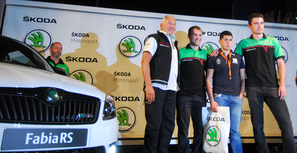 Los pilotos con el ganador del concurso