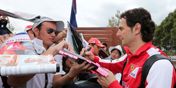 Pedro de la Rosa firmando autógrafos