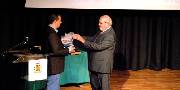 Hilario Gomez recibe un recuerdo del Alcalde de Moya