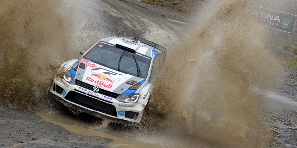 Ogier no cede terreno en Gales