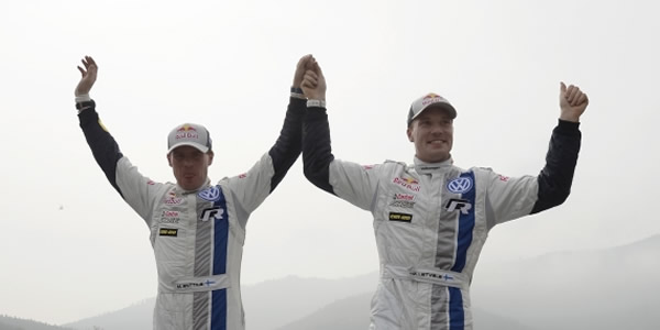 Jari-Matti Latvala celebra el triunfo con su copiloto