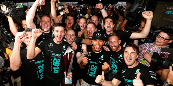El equipo Mercedes celebrando al haber ganado el Mundial de Equipos El equipo Mercedes celebrando al haber ganado el Mundial de Equipos