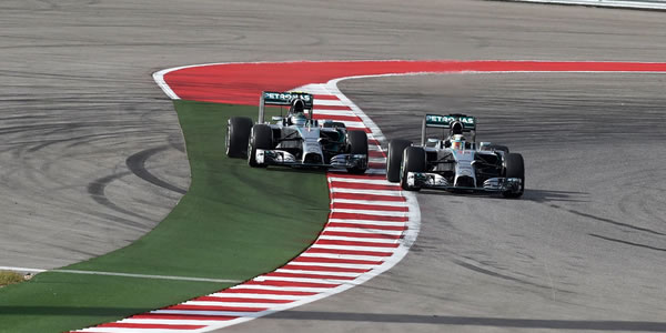 Adelantamiento de Hamilton a Rosberg Adelantamiento de Hamilton a Rosberg