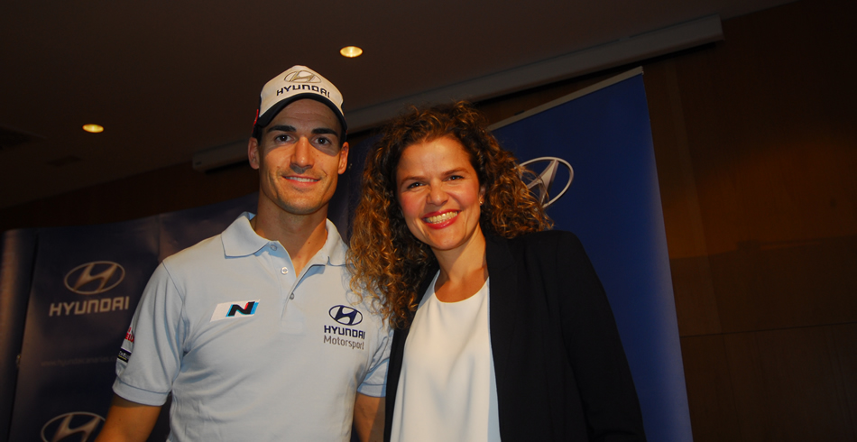 Dani Sordo con Irene Gálvez, Gerente de Hyundai Canarias