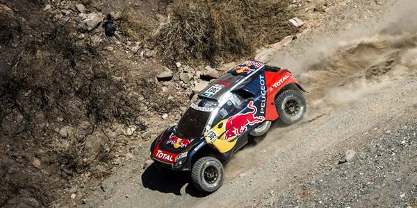 Victoria y liderato para Carlos Sainz 