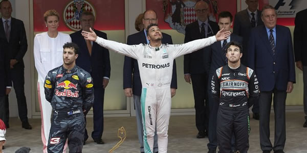 Victoria para Lewis Hamilton